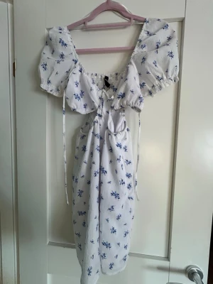 Blommig klänning - En blommig kort klänning från H&M i storlek XS som använts en gång. Skriv om du har några frågor💕