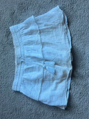 Kort kjol  - Fin kortkjol  lite gulnad på vissa ställen (se bild) storlek - 146/152 