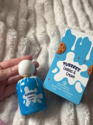 Tubbees Cookies & Cream parfym - Säljer en Tubbees Cookies & Cream Eau de Parfum, 50 ml. Flaskan är blå med vita detaljer och har ett gulligt kakmotiv samt en rund vit kork. Doften är inspirerad av kakor och grädde, perfekt för dig som gillar söta och lekfulla parfymer. 💛tagit enstaka sprut. 🌸skickas i bubbelplast & kartong 
