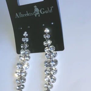 ALBREKTS GULD örhängen - Earrings . Almost new ( used only once). Glittery . Suitable for a party 