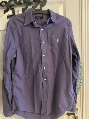  skjorta från Polo Ralph Lauren - Det är storlek M i slim fit. Finns inget synligt slitage.