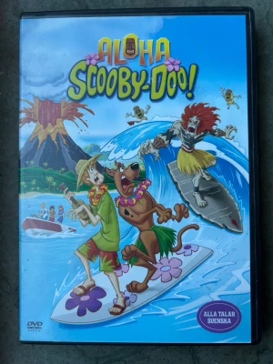 Aloha Scooby doo dvd - DVD-film med Scooby-Doo och gänget. Filmen har svenskt tal. Speltid 71 minuter. Rekommenderas från barntillåten ålder.  Finns på språk: Svenska, Engelska, Ungerska, Grekiska   OBS!! skivorna är begagnade så det kan förekomma repor/hairlines på skivorna, men då jag kollar igenom alla filmer jag säljer garanterar jag att alla funkar felfritt om inget annat står! :)