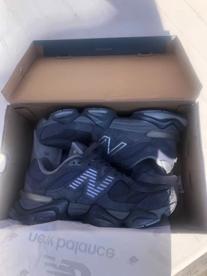New Balance grå sneakers - Snygga grå sneakers från New Balance med reflekterande detaljer och kraftig sula. Skorna har mesh- och mockapaneler samt den klassiska N-loggan på sidan. Perfekta för dig som gillar streetwear och sportig stil.
