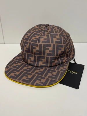 Fendi Keps  - Helt ny aldrig använd. Storlek M. Snabb frakt 