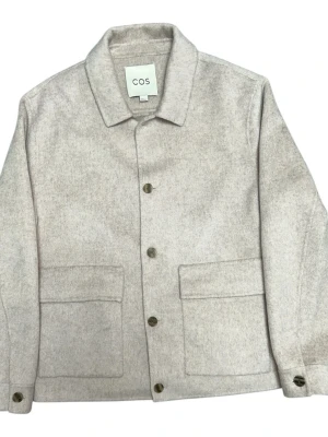 COS Overshirt - Stilren overshirt i ull från COS. Använd fåtal gånger och i väldigt fint skick. Oversized fit i storlek S – passar även M för en mer slim fit. Skick: 9/10 Pris kan diskuteras 📦 Skickas eller möts upp