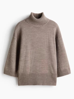 Beige polotröja med vida ärmar - Mysig beige stickad polotröja med bred ribbad kant vid ärmslut, nederkant och hals. Tröjan har en avslappnad passform. Materialet känns mjukt och bekvämt mot huden. Använd endast fåtal gånger och är i bra skick!!💕💕🙏🏼