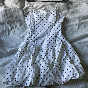 Vit prickig kortklänning Bershka - Supersöt vit kortklänning från Bershka med svarta prickar och ballongliknande kjol. Aldrig använd med lappar kvar, storlek S! TILLBAKA FRÅN SEMESTER 22 APRIL