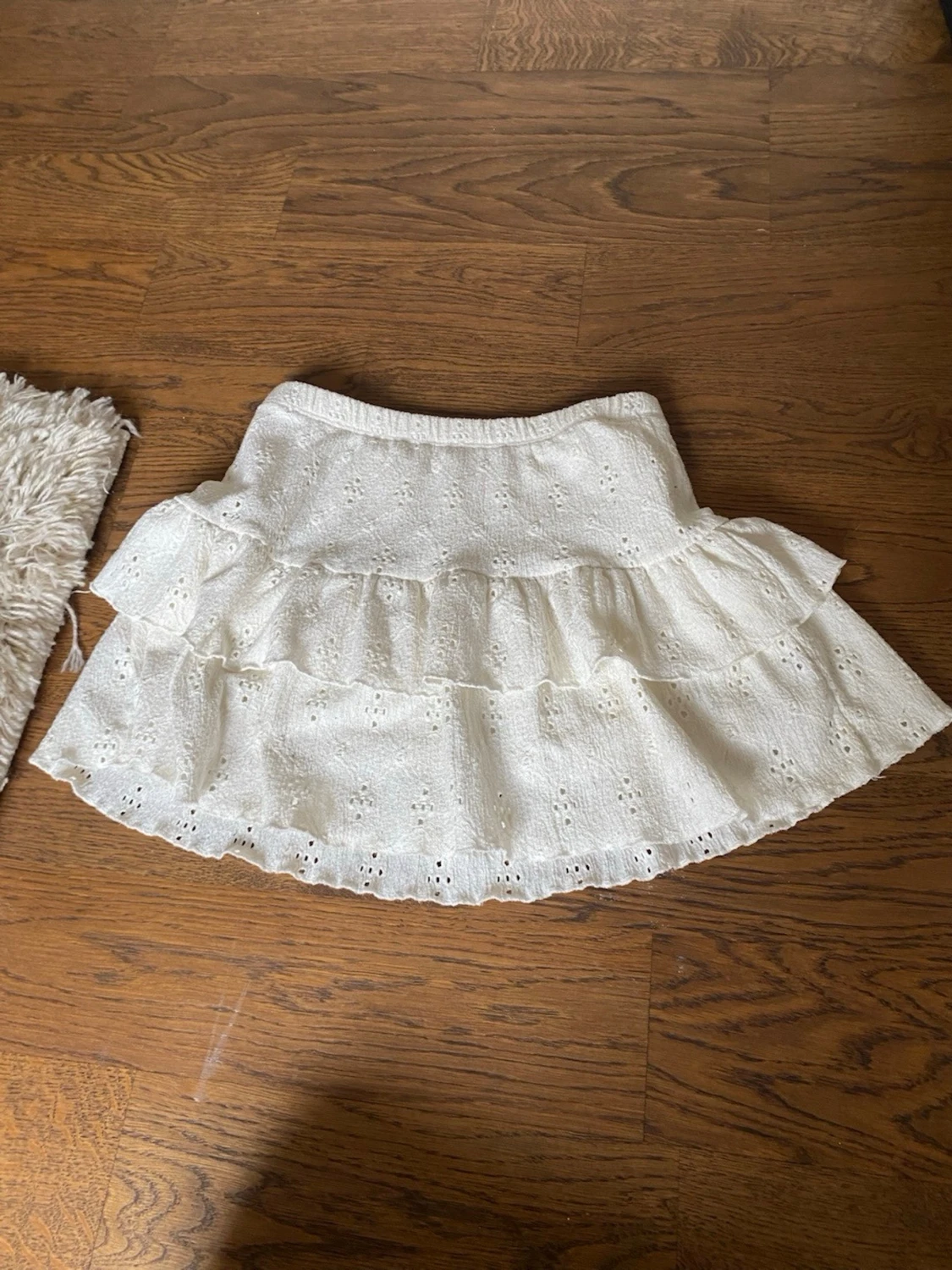 Vit volangkjol med broderade detaljer