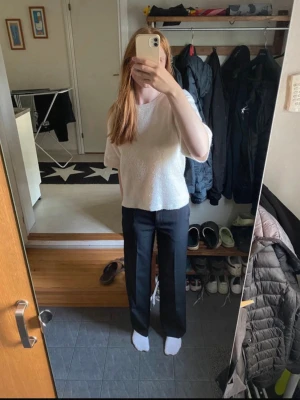 Svarta raka kostymbyxor - Snygga svarta kostymbyxor med rak passform och pressveck. Byxorna har medelhög midja och klassisk look, perfekta till en stilren outfit. Materialet ser ut att vara en mjuk och lite stretchig blandning, vilket gör dem bekväma att bära hela dagen. Bara använt en gång 💕