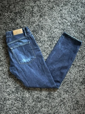 Acne Studios Jeans - Tjena! Säljer nu ett par mörkblåa acne jeans i storlek 32/32 men jag skulle säga att dem sitter mer som 30/32. Jeansen sitter straight fit och passar dig som är 175-185 cm lång. Nypris på dessa ligger på cirka 2-3000 och jag säljer för endast 449. Priset är ej fast och kom gärna med frågor!