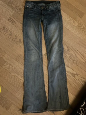 Blå bootcut jeans  - Jeans från cheap Monday. Storlek 29 i midjan och 34 i längden så de är långa på mig som är 168