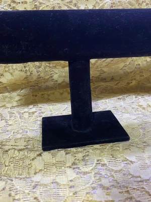 Svart sammets smyckesställ - Snyggt svart smyckesställ i sammet, perfekt för att visa upp armband eller klockor. Stället har en T-formad design och står stadigt på en rektangulär fot. Passar perfekt på sminkbordet eller i garderoben för att hålla ordning på accessoarer.