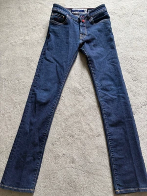 Mörkblå Jacob Cohen jeans  - Skick 9/10.                                                             Nypris ca5000kr vårt pris 1000kr                                                             Modellen på jensen - Bard 