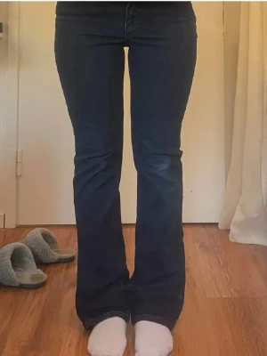 Mörkblå jeans - Modellen är 167cm. Innerben: 82cm, midjemått 42cm. 