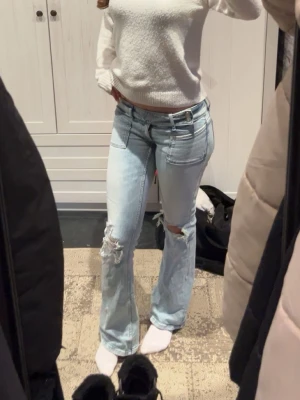 Jeans - Säljer mina blåa jeans från Gina young (EJ TALL KOLLEKTIONEN). Använt få gånger men säljer nu då jag såg att det är för korta för min egen smak. Jag är 168 och byxorna är i storlek S. Sitter jättebra runt midjan och över låren men är för korta i längd. Köpte för 400 och säljer för 290.