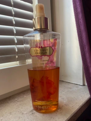 Victoria's Secret Coconut Passion mist - Fräsch body mist från Victoria's Secret i doften Coconut Passion. Flaskan är genomskinlig med guldigt sprayhuvud och har en tropisk vibe med blommiga detaljer. Innehåller 250 ml och doftar kokos och vanilj.