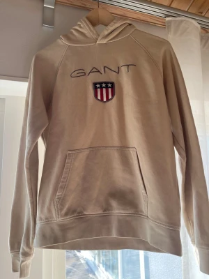 Gant hoodie - Kråmvit/beige Gant hoodie i storlek 170