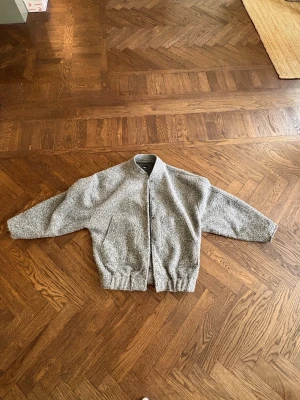 Jättemysig bomberjacka, Zara  - Säljer denna jättesköna och snygga bomberjacka ifrån Zara. Skriv vid frågor / fler bilder osv💕💕