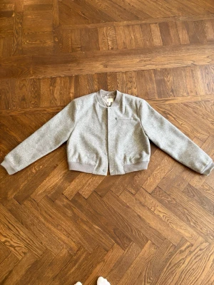Grå bomberjacka H&M - Säljer denna gråa bomberjacka ifrån H&M. Jättefint skick. Skriv vid frågor / fler bilder osv💕💕