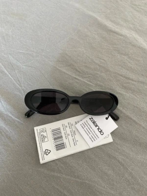 Solglasögon nyskick  - Oanvända solglasögon från even&odd köpta på zalando 💕