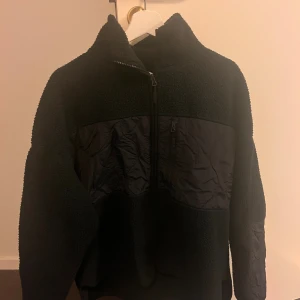 Svart teddyjacka från Cubus - Svart teddyjacka från Cubus, storlek M. Använd men i bra skick!