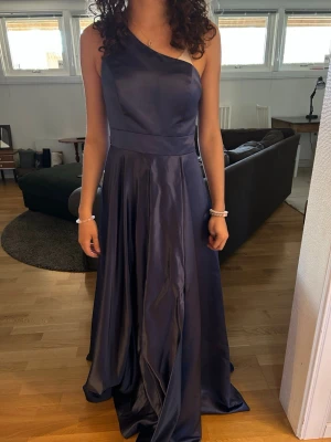 Marinblå balklänning med smala band - Säljer min jättefina balklänning från jj’s house!Klänningen har bara används en gång. Hör av er om ni har frågor! Pris kan diskuteras. 