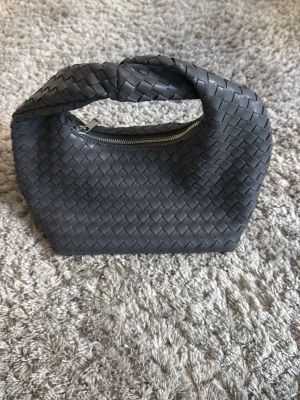 Handväska  -  Jättefin från Gina Tricot i en grå färg.  Aldrig använd. ❣️