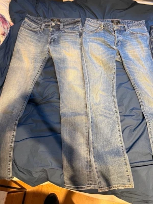 Tre par Neuw jeans  - Säljer tre par blå jeans i olika tvättar, från ljusblå till mörkblå. Alla har klassisk femficksdesign, raka eller smala ben och slitna detaljer för en avslappnad look. Perfekta för dig som gillar en casual stil och vill ha flera alternativ i garderoben. Priset för ett par är 700kr och om man köper alla 3 så kan man köpa för 1700kr Storlek 29/32 på alla 