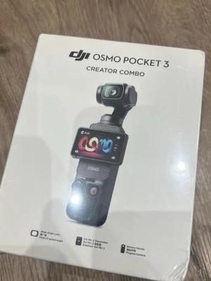 DJI Osmo Pocket 3 Creator Combo - DJI Osmo Pocket 3 Creator Combo är en kompakt digitalkamera med inbyggd gimbal och vridbar färgskärm. Kameran är svart och har en modern, stilren design. Perfekt för vloggning och kreativa videoprojekt. Levereras i originalförpackning.