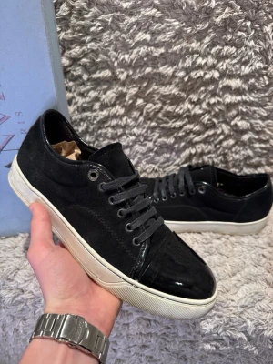 Lanvin Sneakers - | Skick: 10/10 | Färg: Marinblå och vit | Vad inkluderas: Skorna och Box | Nypris: 5 200kr |