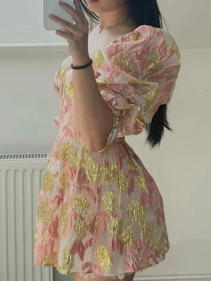 Klänning från For Love and Lemons  - Klänning från For Love and Lemons, har inbyggda shorts. Storlek XS. Supersöt använd en gång. Nypris ca 1500kr