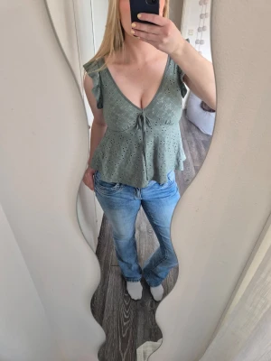 Grön blus - Fin grön blus med volang och knyt framtill💚 Endast använd ett fåtal gånger, inga tecken på användning!