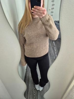 Beige stickad tröja - Fin beige stickad tröja, passar till allt❣️ Använd, men inga tecken på användning!