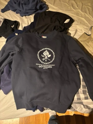 Mörkblå sweatshirt Göteborg - Säljer denna riktigt unika moderat hoodien för ett riktigt bra pris. Hoodien är aldrig använd och i helt nytt sick, inga defekter eller liknande. Den är i storlek S men passar även M. Om de skulle vara något du undrar, så är de bara att skriva till mig🙌🏻