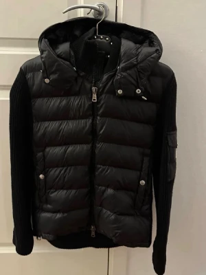 Moncler Jacka - Äkta Moncler jacka, min vän råkade köpa herr modell och vill sälja den snabbt därav priset