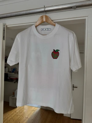 Off White T-Shirt - Unik Off-White T-Shirt, väldigt fint skick.