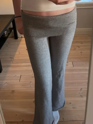 Stickade grå bootcut low waist byxor - Säljer dessa snygga, gråa, stickade, lågmidjade, utsvängda byxor ifrån Gina Tricot i storlek S💕nästan aldrig använda då dem var lite för korta för mig (170cm)  när jag fick dem💕