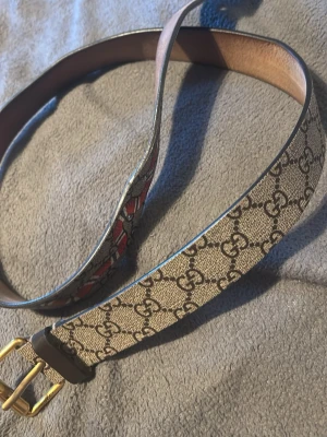 Gucci bälte orm skin - Gucci bälte orm skin passar bra denngår runt min midja 1 och ett halvt varv, jag är ungefär 72 har tillbehören så som låda och påse men vill behållda det gärna