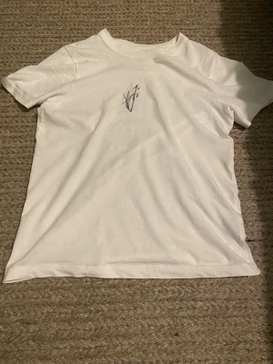 Signerad T-shirt av Ken sema - Lägg bud. Dm för mer info, har bevis om ni vill ha.