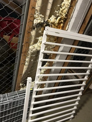 Metallgaller och vit ribbgrind - För hundar/katter Trä grind, skydd eller avdelare. Och stor bur annars 145kr/st