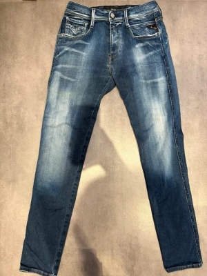Replay anbass - Replay anbass jeans, mycket bra skick flrutom lite slitningar vid fickorna och längst ner på byxbenen. Storlek 30/32.
