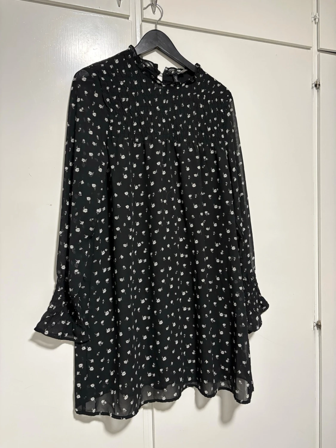 Svart blommig kortklänning med volang