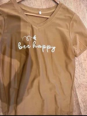 Brun t-shirt - Oanvänd t-shirt säljes – nyskick!