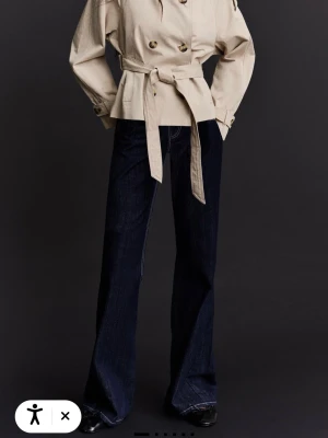 Kort beige trenchcoat Bershka  - Trendig kort trenchcoat i beige från Bershka i storlek M