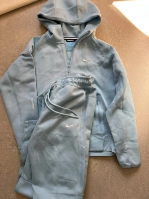 Nike NOCTA tracksuit - Stilrent Nike x NOCTA tracksuit i fina färgen Ice Blue ❄️ Bra skick, välbevarat och med riktigt fin kvalitet. Clean passform och ett set som sitter snyggt på kroppen 🔥 Passar ca 170–175 cm. Snabb frakt 📦