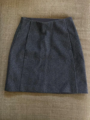 ULLKJOL  - Den sitter som en SMÄCK men tyvärr för liten för mig. Har fickor också. Riktig Rachel Green kjol 