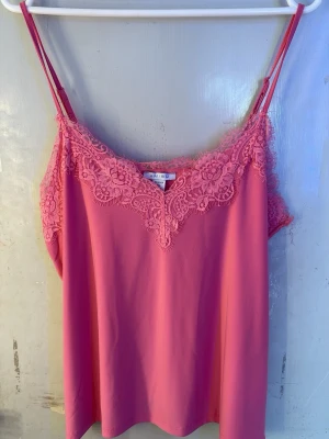 Linnen  - 3 snygga linnen/toppar från AMISU, en i mörk rosa,ljusrosa och en i blått. Alla  har tunna axelband och v-ringad spetskant framtill som ger en romantisk vibe. Perfekta att styla lager på lager eller till jeans. Materialet känns mjukt och lätt typ som satin. Perfekta linnena till vår!