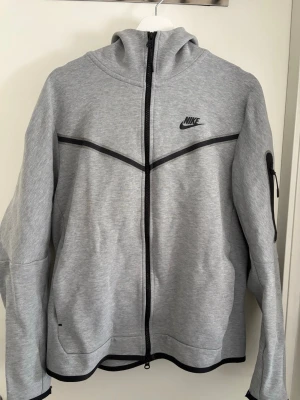 Nike tech kofta  - Extremt populär och bekväm kofta från Nike. Storlek M. Sparsamt använd. Sjävklart så är plagget 100% äkta och nypris ligger på 1k+!