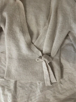 Beige omlottkofta  - Omlott knyt tröja från Gina 