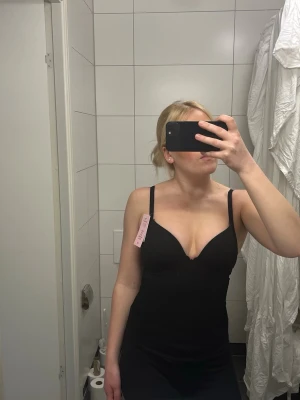 Populär Svart body  - Helt ny oanvänd 